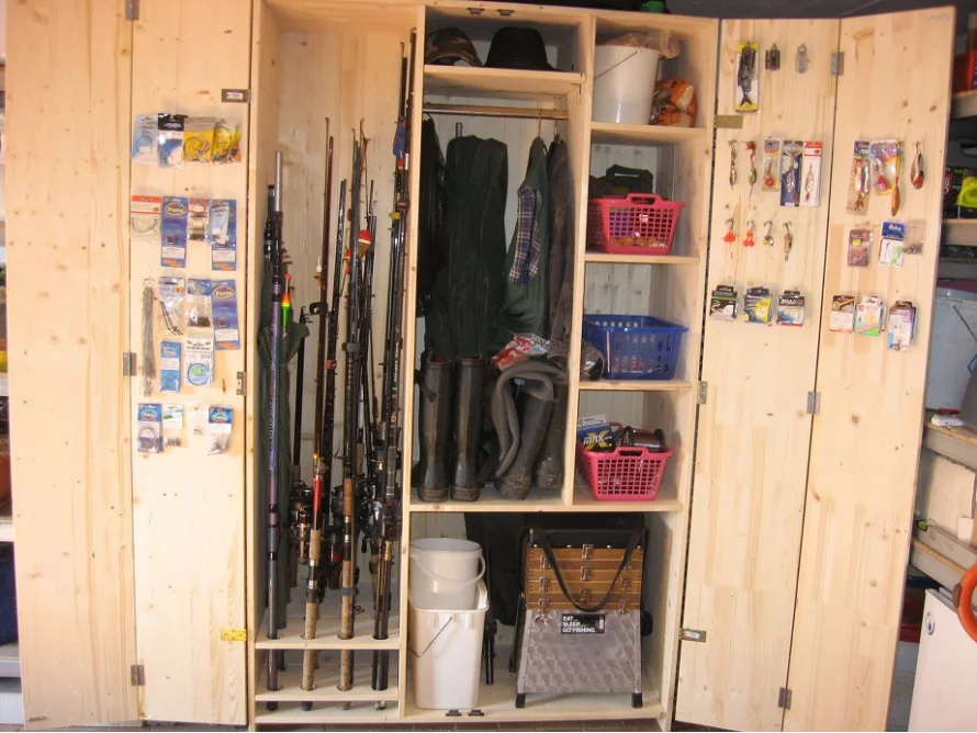 Offener Angelschrank mit Ausrüstung