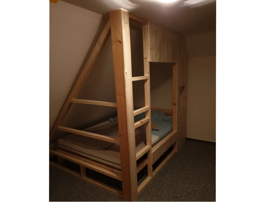 Holzrahmen eines Hochbetts im Bau
