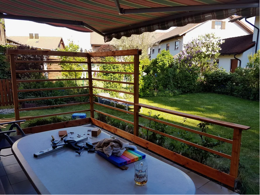 Holzgerüst auf Terrasse mit Werkzeug