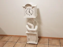 Weiße Holzuhr mit verschnörkeltem Sockel