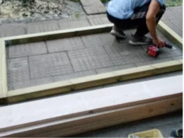 Person baut einen Holzrahmen mit Akkuschrauber