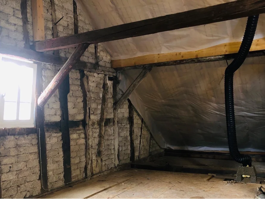 Dachstuhl mit sichtbarem Gebälk