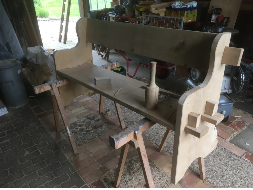 Holzbank im Bau auf zwei Böcken