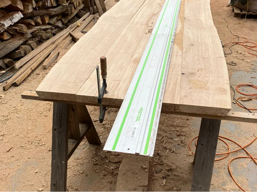 Holztischplatte mit Führungsschiene und Schraubzwinge