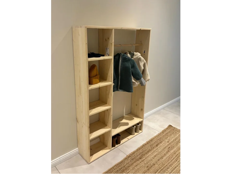 Garderobe aus hellem Holz mit Kleiderstange und Fächern