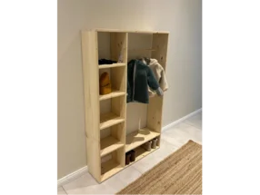 Garderobe aus hellem Holz mit Kleiderstange und Fächern