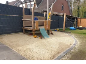Sandkasten mit Spielplatz