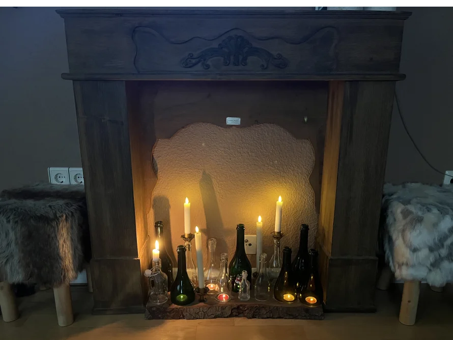 Dekorativer Kamin mit Kerzen