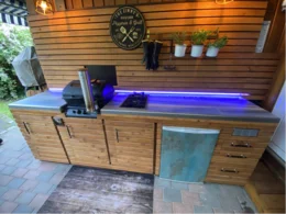 Außenküche mit Grill und Kochfeld