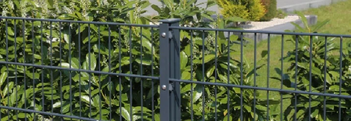 Doppelstabmattenzaun mit Bepflanzung