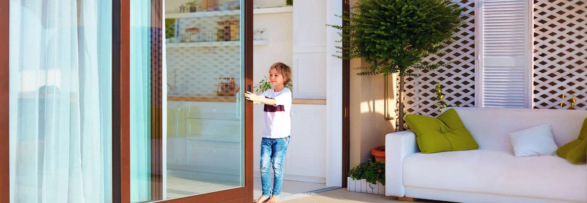 Kind öffnet Terrassentür