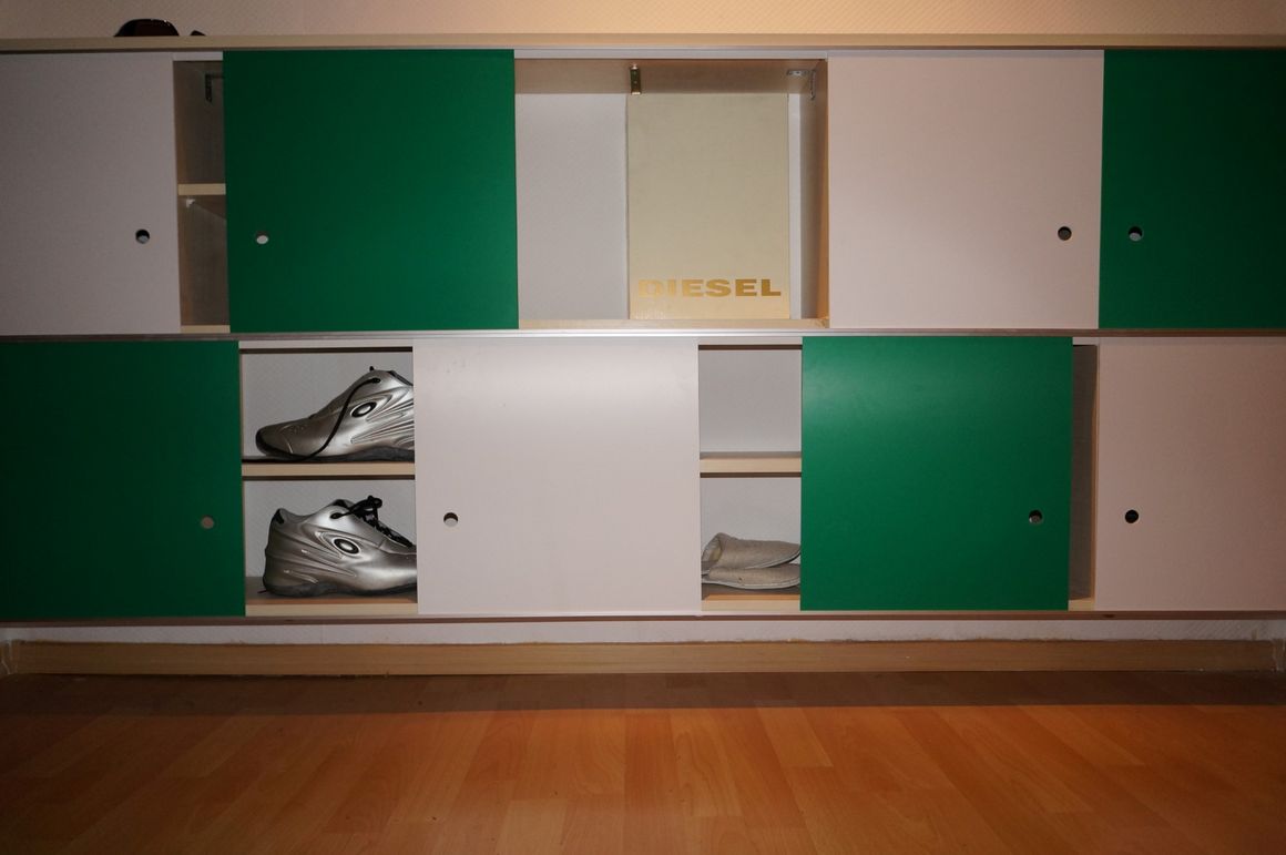 Schuhschrank mit grünen und weißen Türen