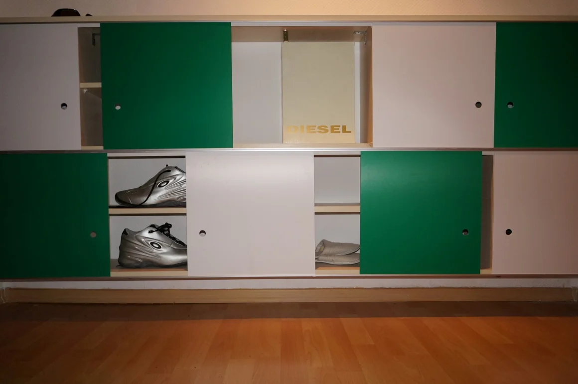Schuhschrank mit grünen und weißen Türen