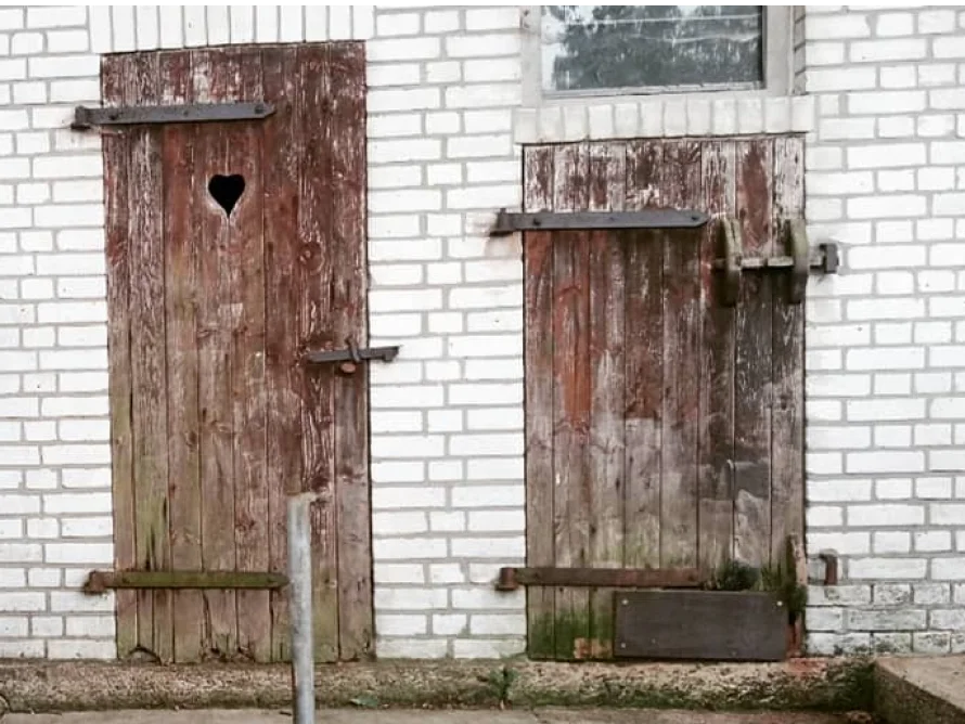 Zwei Holztüren mit Herz-Ausschnitt