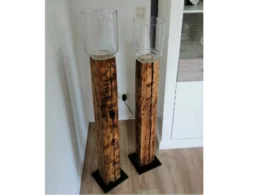 Zwei hohe Vasen auf Holzsockeln