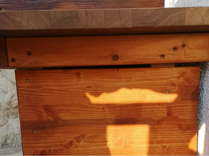 Holzbalken mit Schrauben