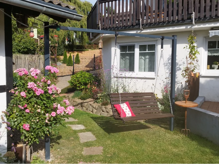 Garten mit Hollywoodschaukel und Rosen