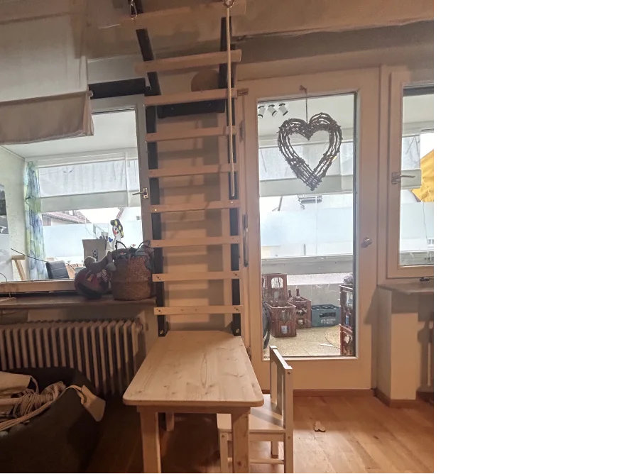 Ein hölzernes Sprossenwand in einem Zimmer.