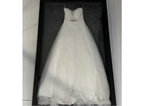 Weißes Brautkleid in Bilderrahmen