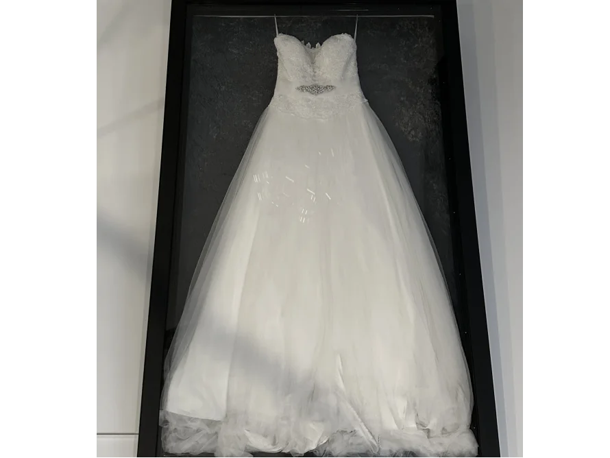 Weißes Brautkleid in Bilderrahmen