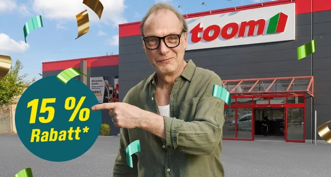 Person steht vor einem Baumarkt und zeigt auf einen 15% Rabatt.