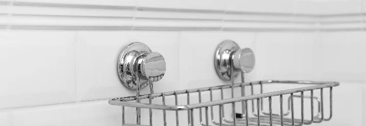 Duschkorb an Fliesen befestigt