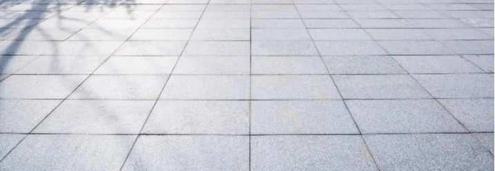 Leere, gepflegte Terrasse aus Steinplatten