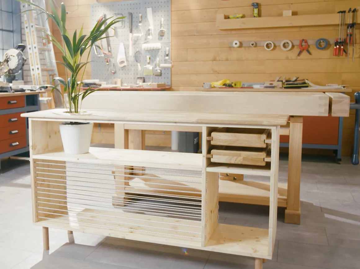 Holztisch mit Pflanze und Regalelement in Werkstatt