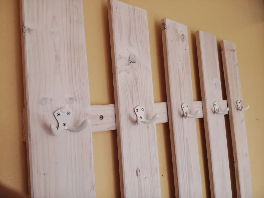 Garderobe aus weißem Holz