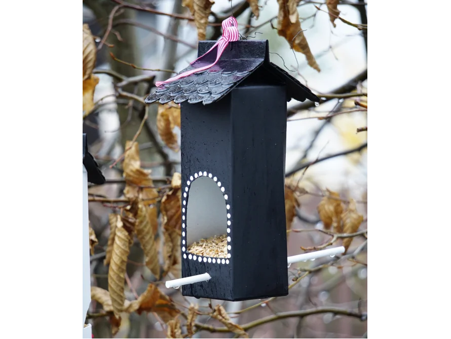 Selbstgebauter Vogelfutterspender aus einem Getränkekarton