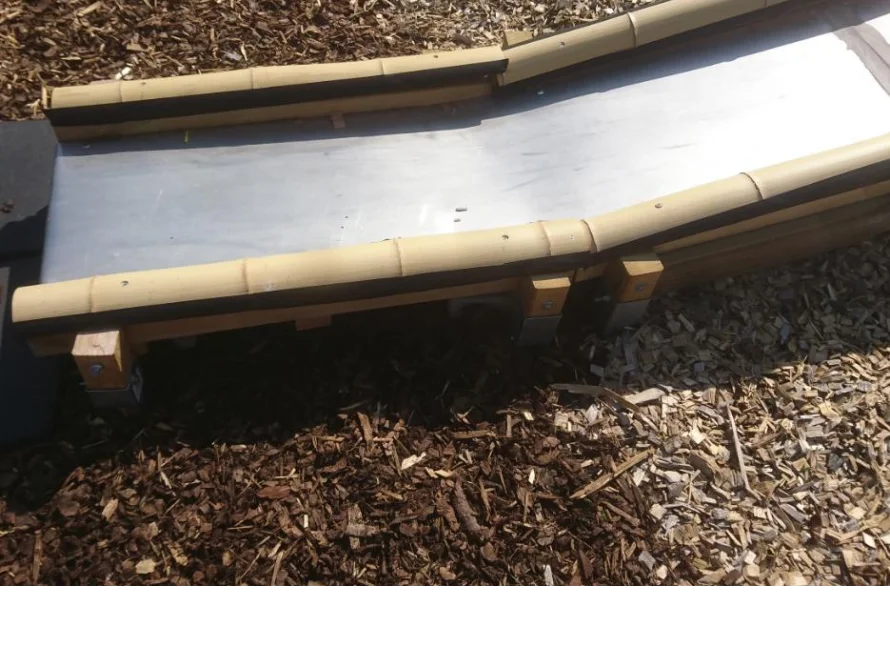 Metallene Rutsche mit Bambusgeländer