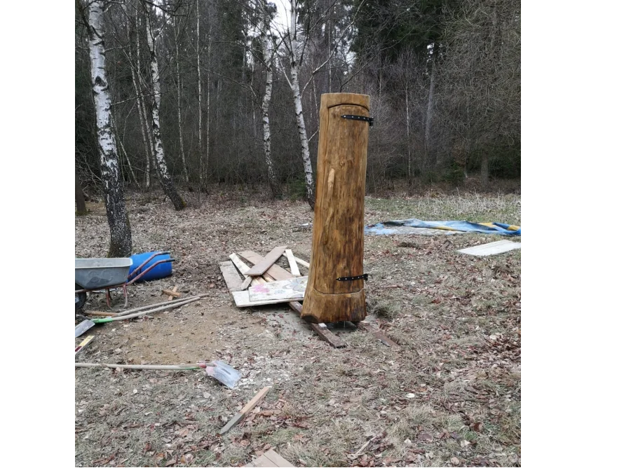 Gartenhaus-Rohbau aus Holzstamm
