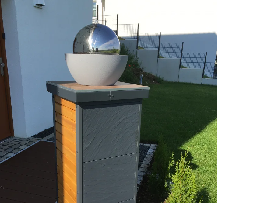 Moderner Kugelspringbrunnen auf einer Säule