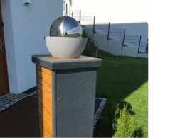 Moderner Kugelspringbrunnen auf einer Säule
