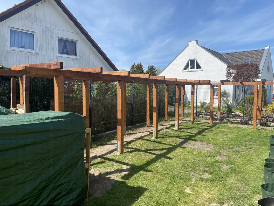 Holzgerüst im Garten