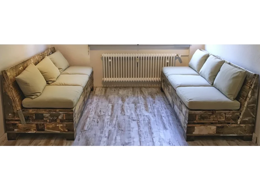 Zwei gegenüberliegende Palettensofas