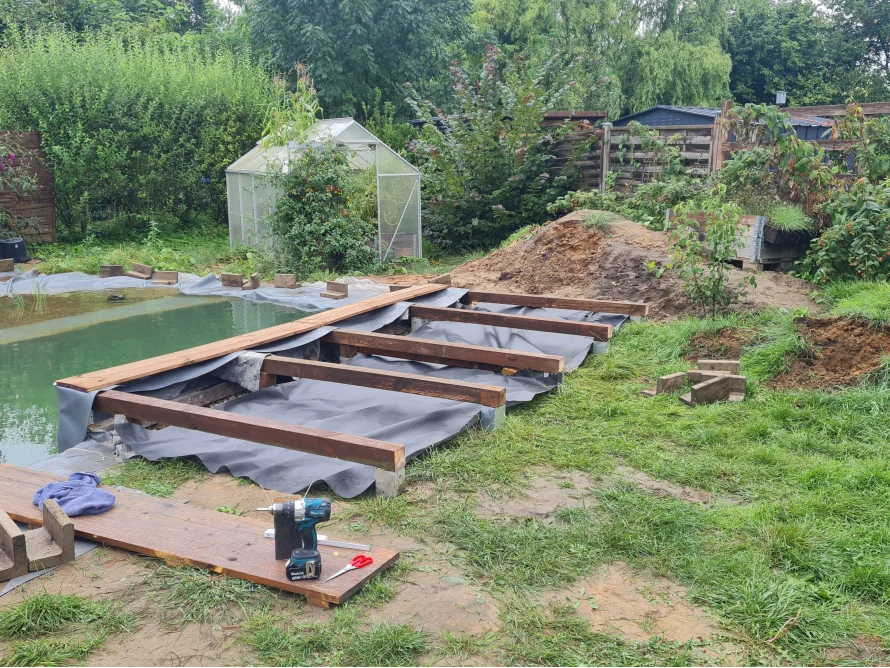 Holzgerüst am Teich im Bau