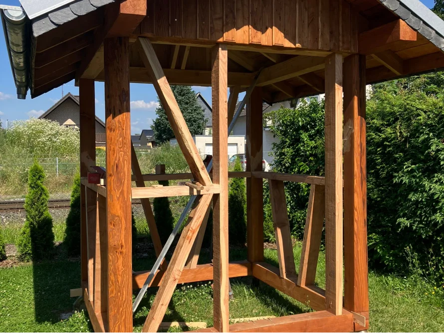 Unfertiges Gartenhaus aus Holz