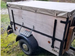 PKW-Anhänger mit einer Plane und einem zulässigen Gesamtgewicht von 750kg. 