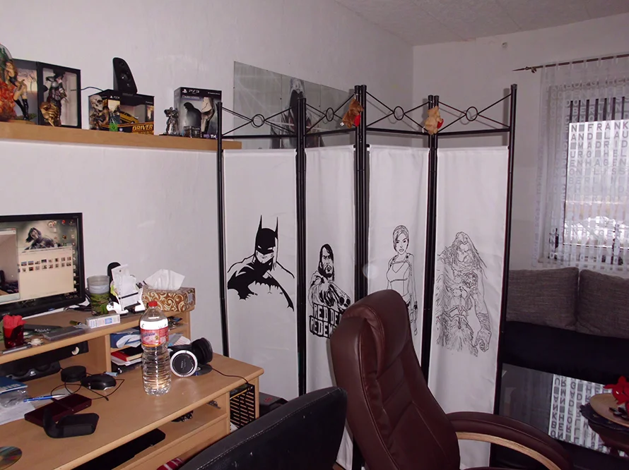 Ein Zimmer mit einem Schreibtisch, einem Computerspielzimmer und einer Couch