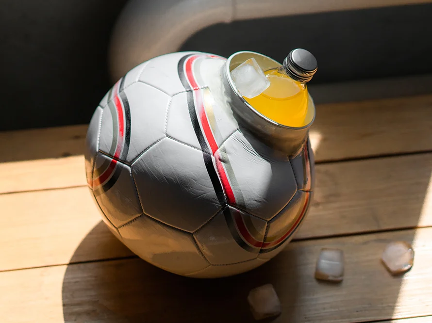 Fußball als Getränkekühler