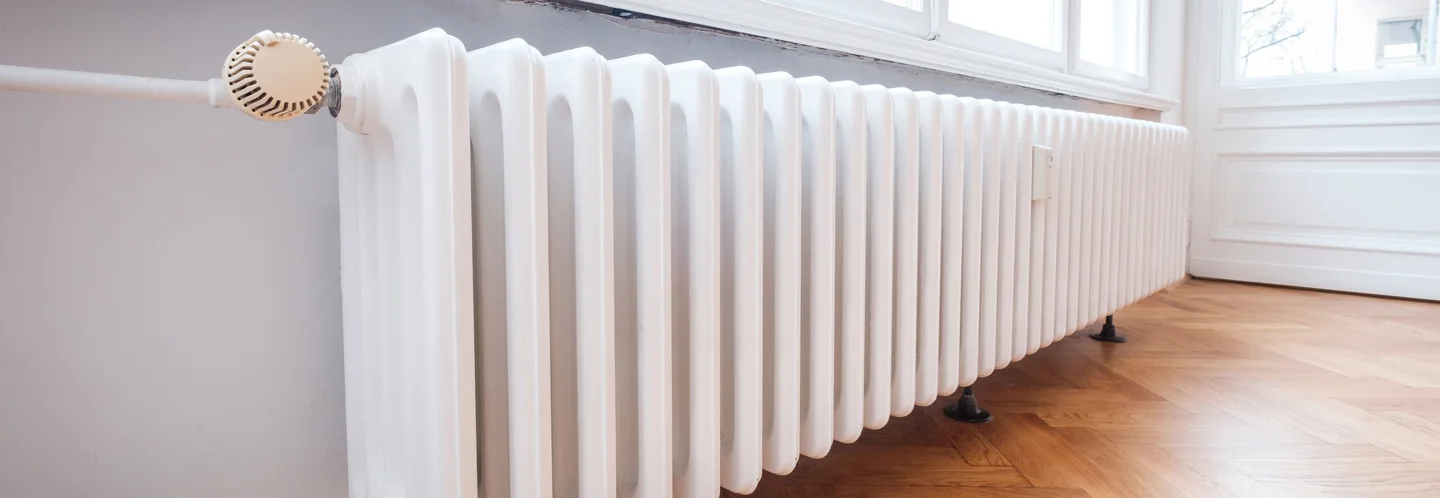 Weißer Heizkörper an einer Wand
