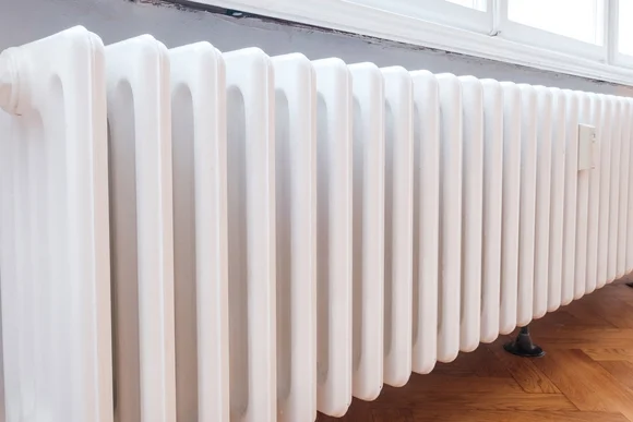 Weißer Heizkörper an einer Wand