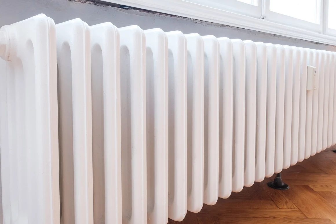 Weißer Heizkörper an einer Wand