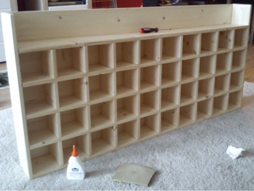 Holzregal mit vielen Fächern