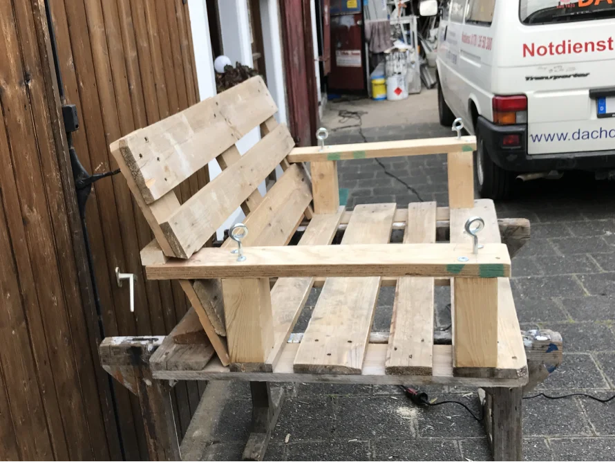 Gartenbank aus Paletten mit Aufhängung