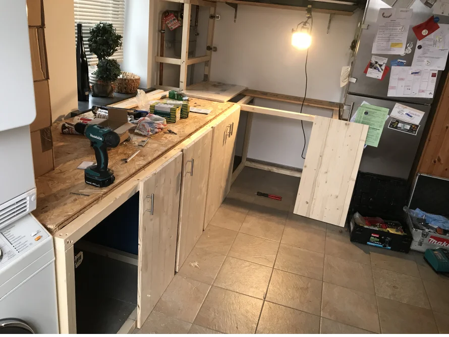 Küchenaufbau mit Akkuschrauber