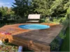 Runder Pool auf Holzterrasse im Garten