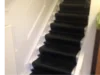 Schwarzer Teppich auf Treppe