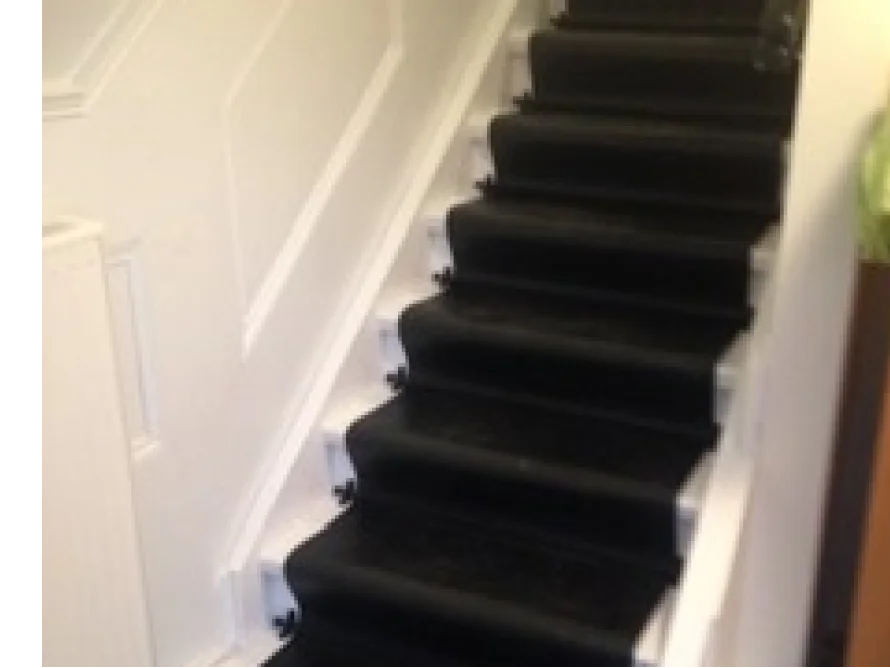 Schwarzer Teppich auf Treppe